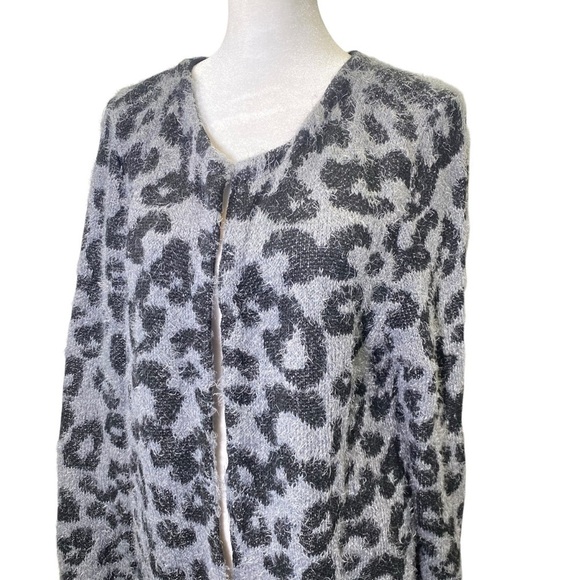 AUGUST SILK Women's Medium light gray animal print fuzzy long length cardigan - Picture 2 of 10